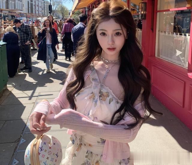 都说懒懒的脸“假”,学生时期照片流出,整没整一目了然