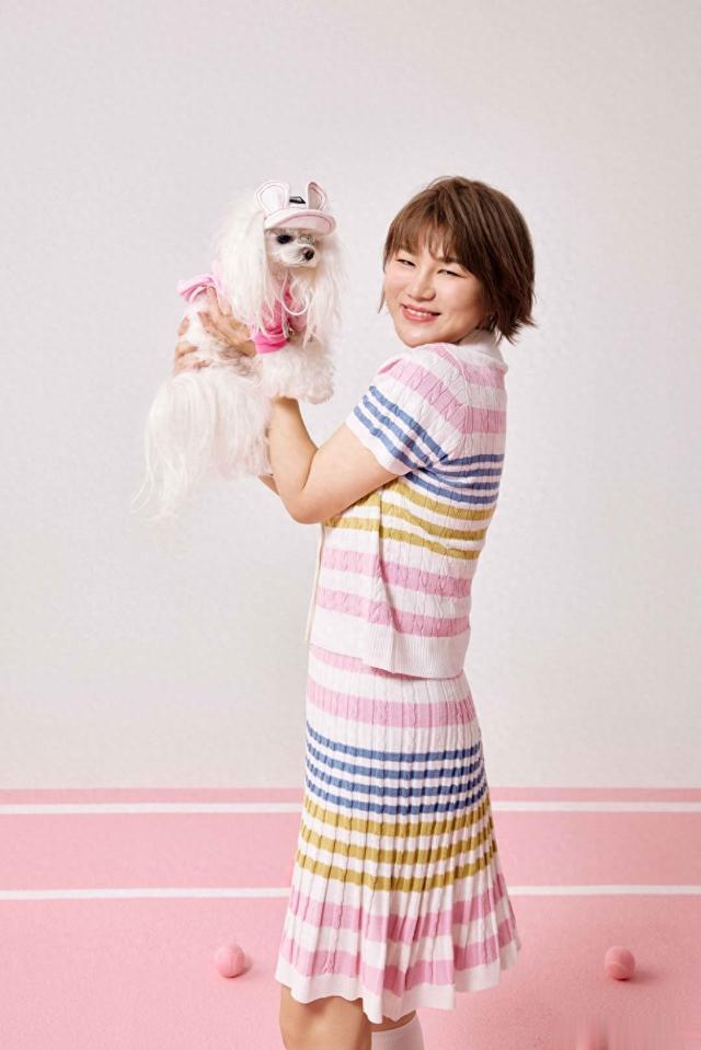 杨天真再晒留学流水账！穿田园风和好友吃川菜，看到架子鼓走不动