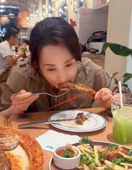 49岁蒋勤勤戴老花镜在武汉大快朵颐，一边吃肉一边减肥？
