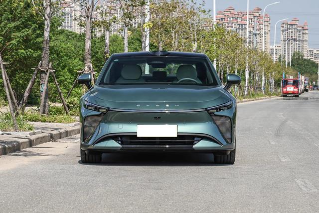 奇瑞造了辆“廉价帕梅”，长近5米，3.7秒破百+空悬，仅15.28万起