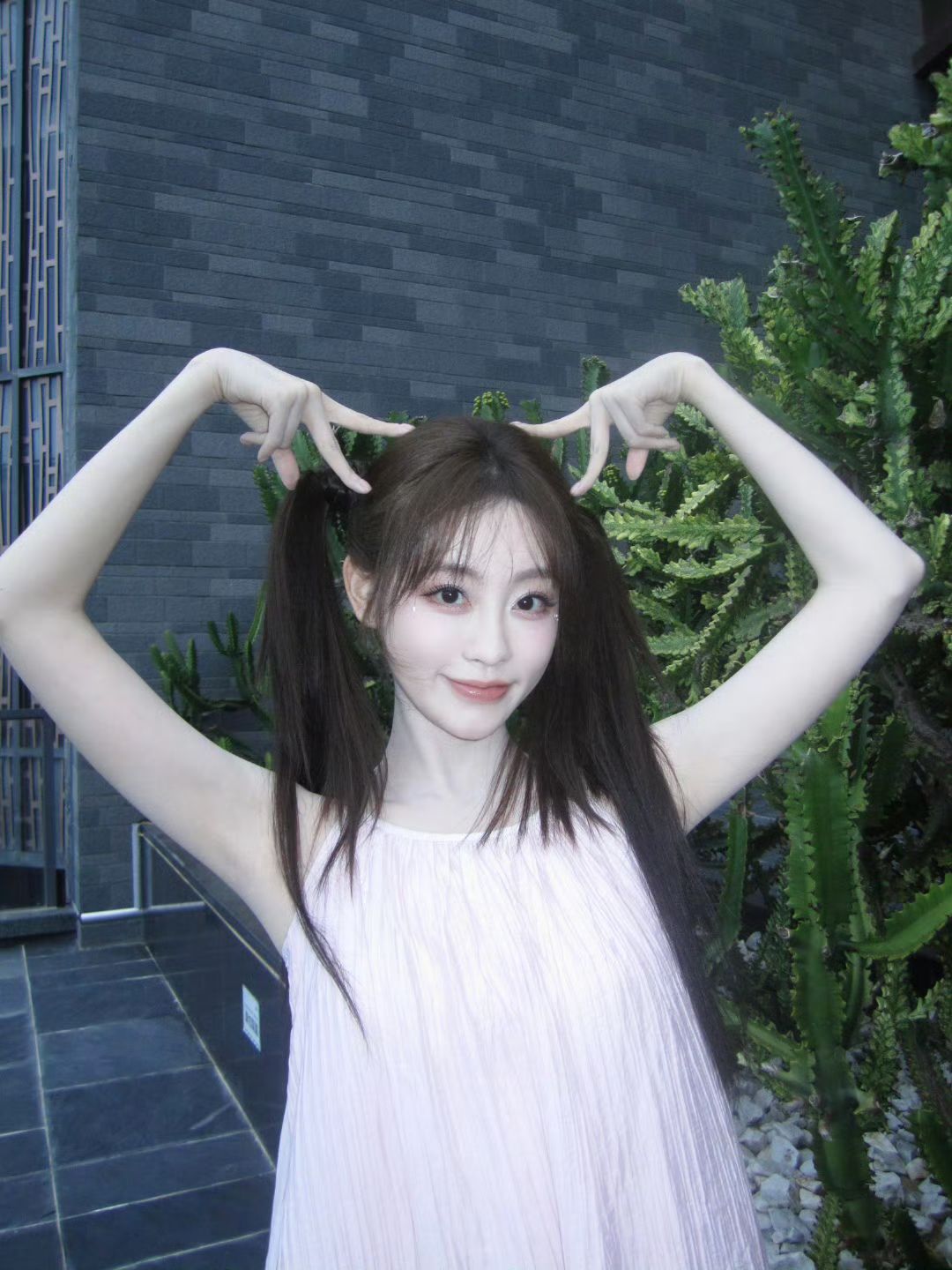 祝绪丹忍得很辛苦吧？学虞书欣翻车后在机场开始冷脸装酷，真好笑