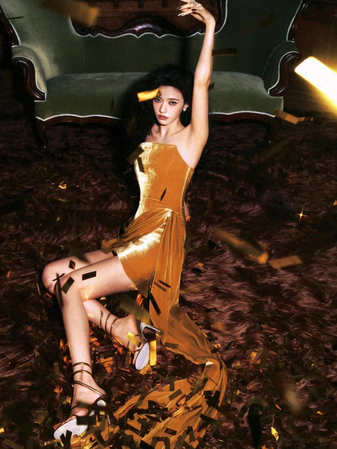 林允 卷发抹胸金色礼裙太美了 欧美范