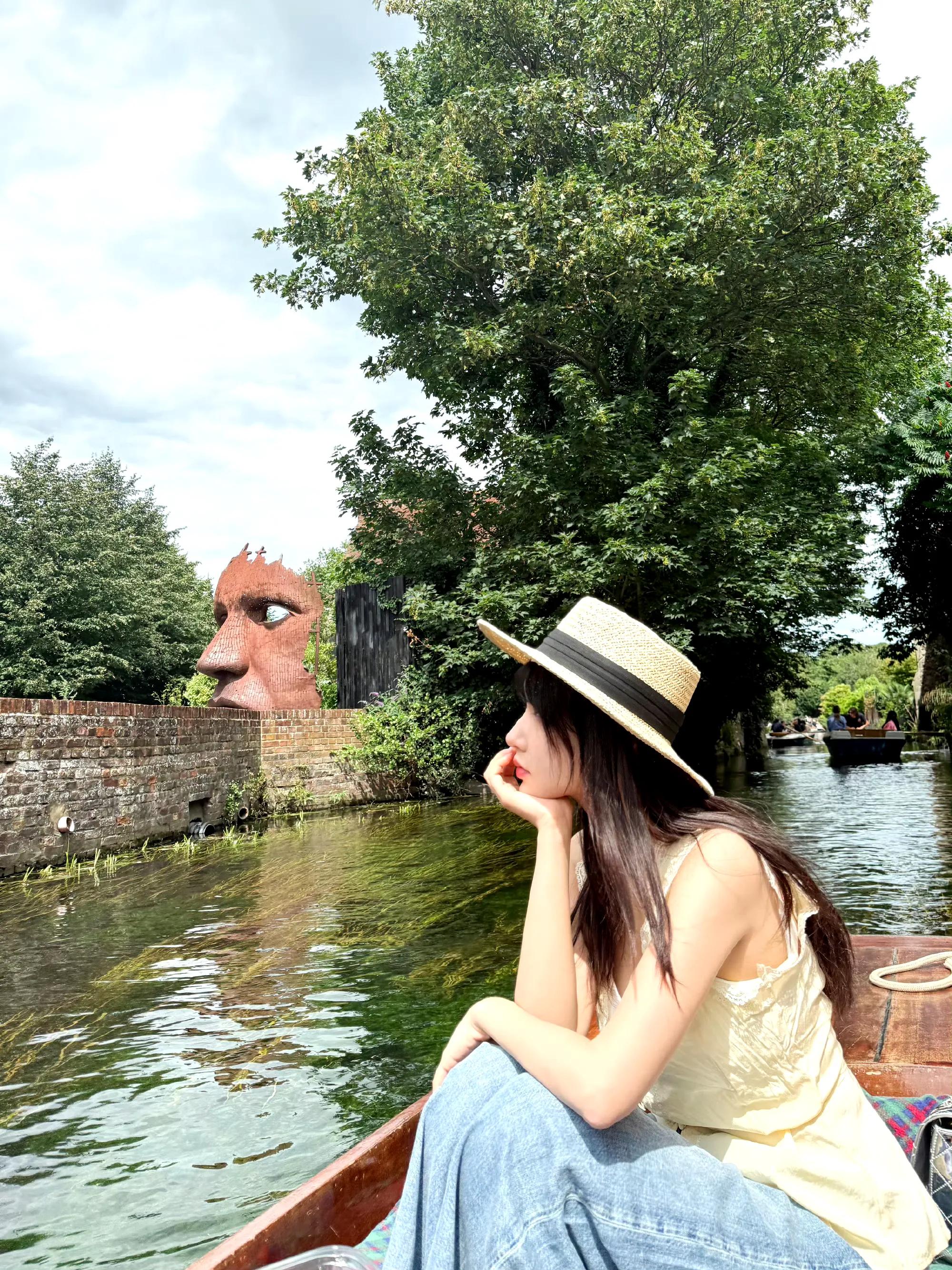 程潇晒游玩美照，以绿茵河岸为背景，风景好漂亮但人更漂亮呀！