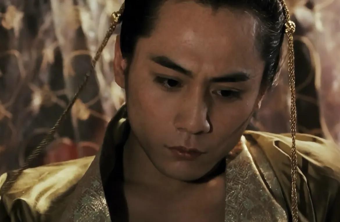 难怪说混血基因不扛老,47岁刘烨瘦回春了,却让儿子诺一尴尬了