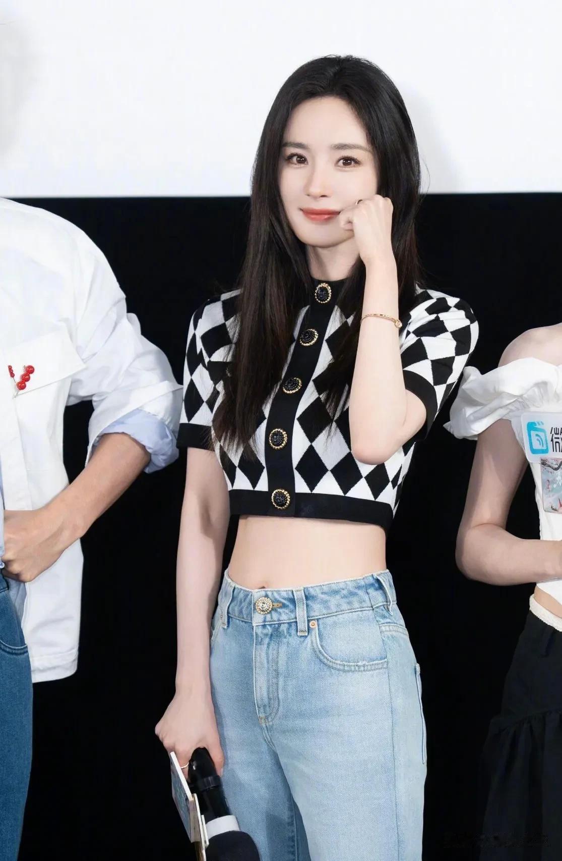 杨幂：穿牛仔裤，衬出好身材