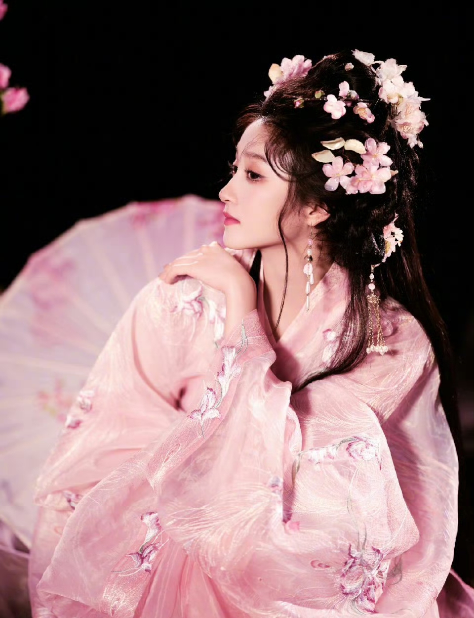 关晓彤古风造型营业，她穿一席粉色古风长裙，灵动可爱又好漂亮呀