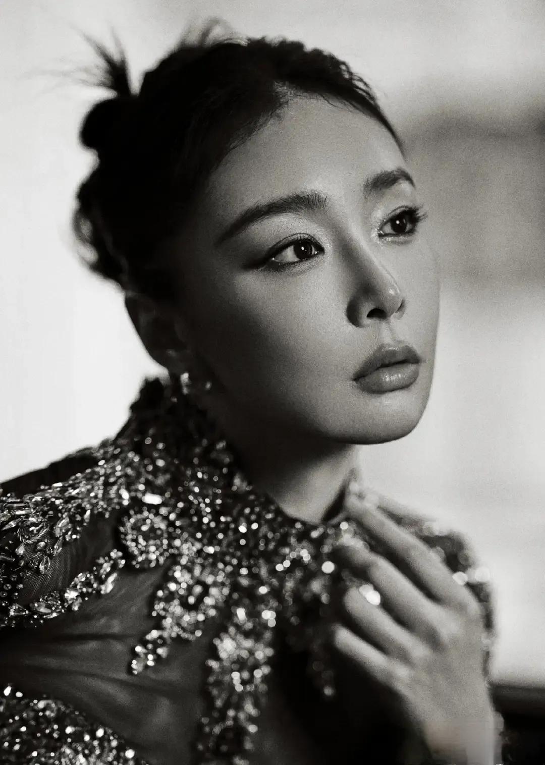 高叶上海阿玛尼活动造型吸睛，黑金镂空长裙配盘发，优雅又大气