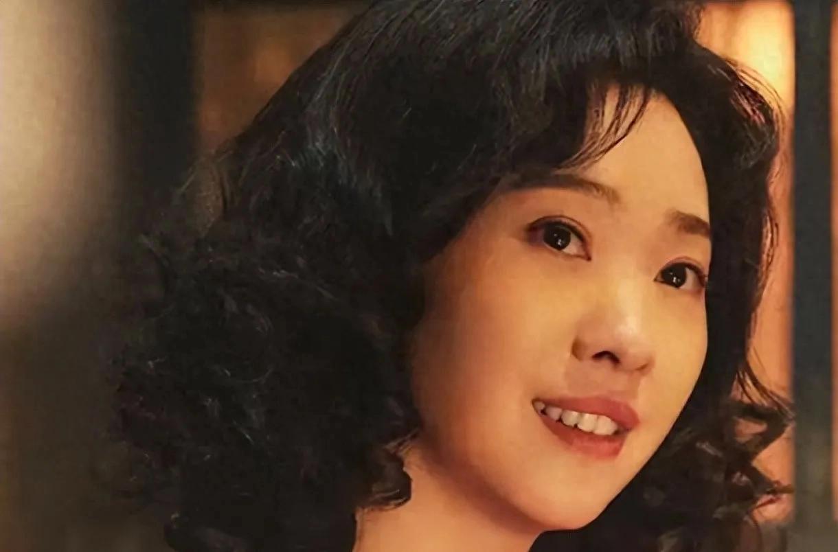 拍了55部戏却无人问津，十年一夕爆红，她的真实路数到底有多野。