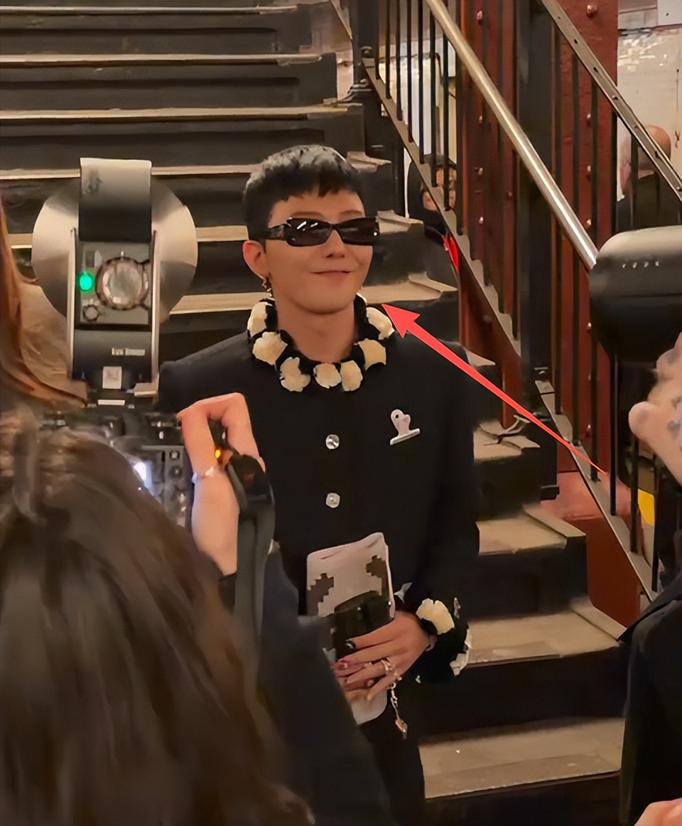 香奈儿大秀，辛芷蕾咖位暴露和王一博热聊，权志龙狗啃油头超抢镜