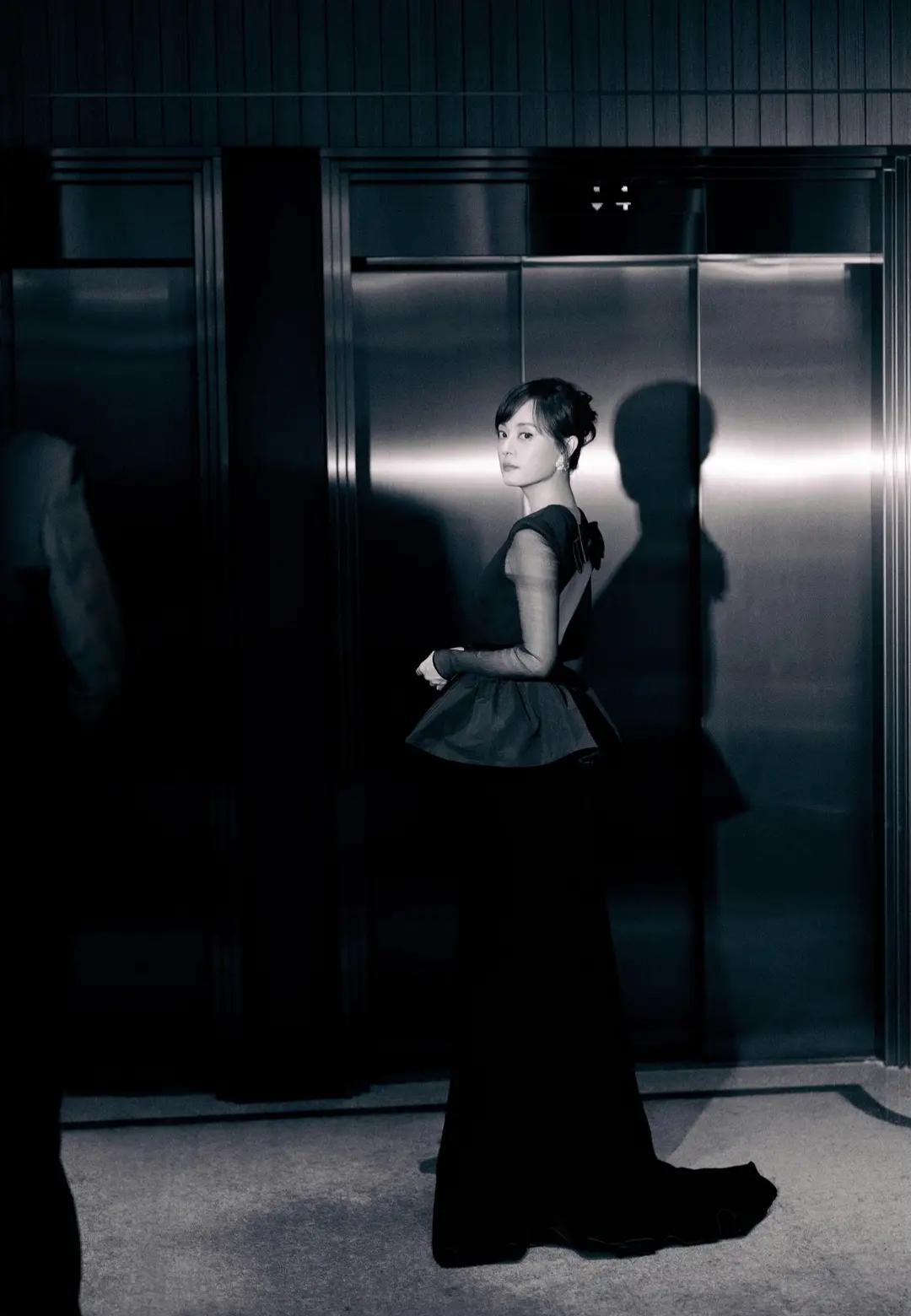 孙俪亮相香港活动，黑色蝴蝶结裙勾勒曼妙曲线，每一张都美到犯规