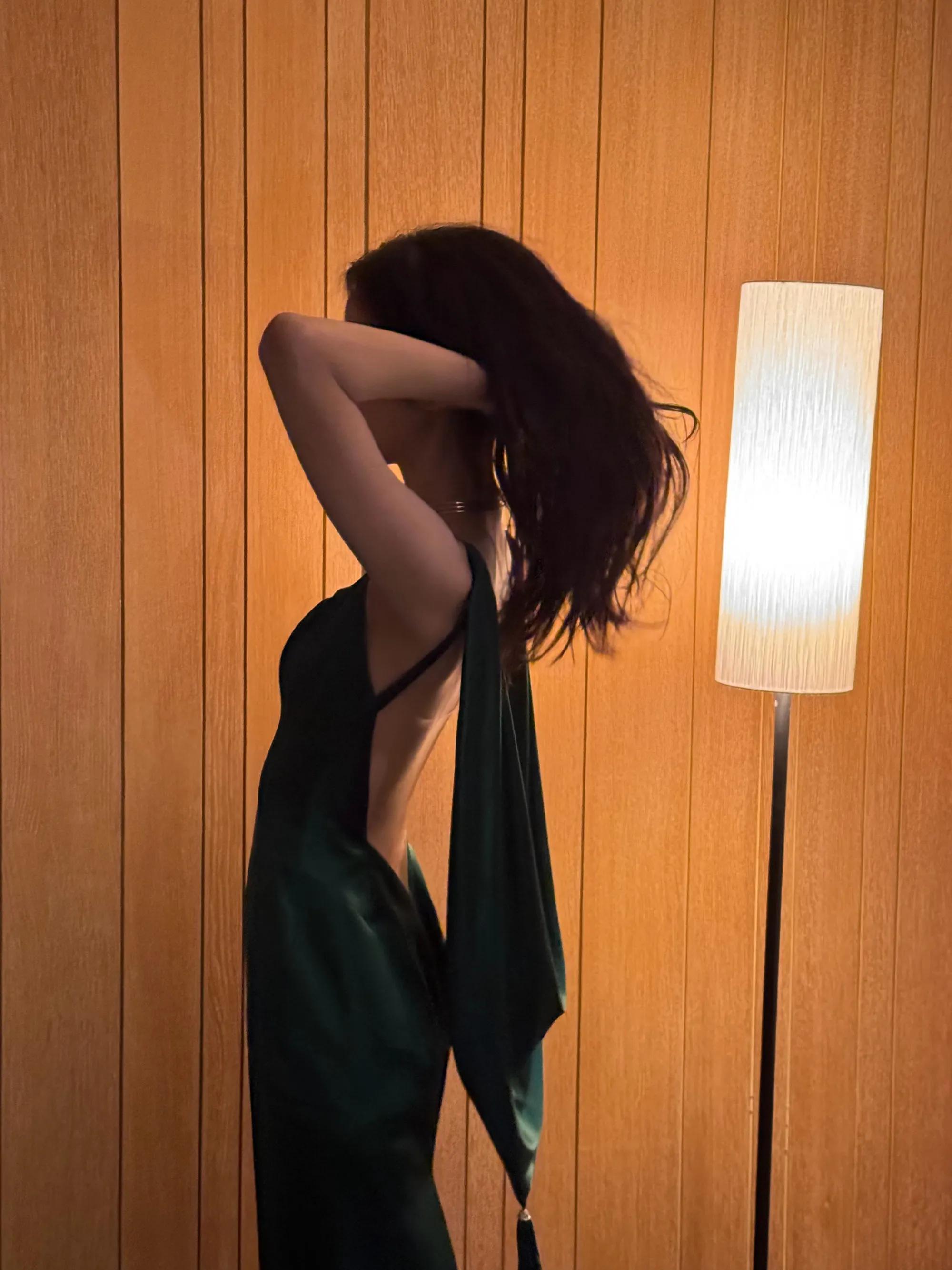 周雨彤绿色礼服写真