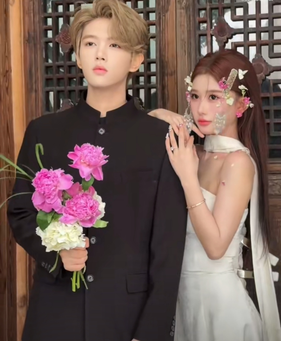 11月5日，鹿哈通过微博正式宣布与女友兔兔登记结婚