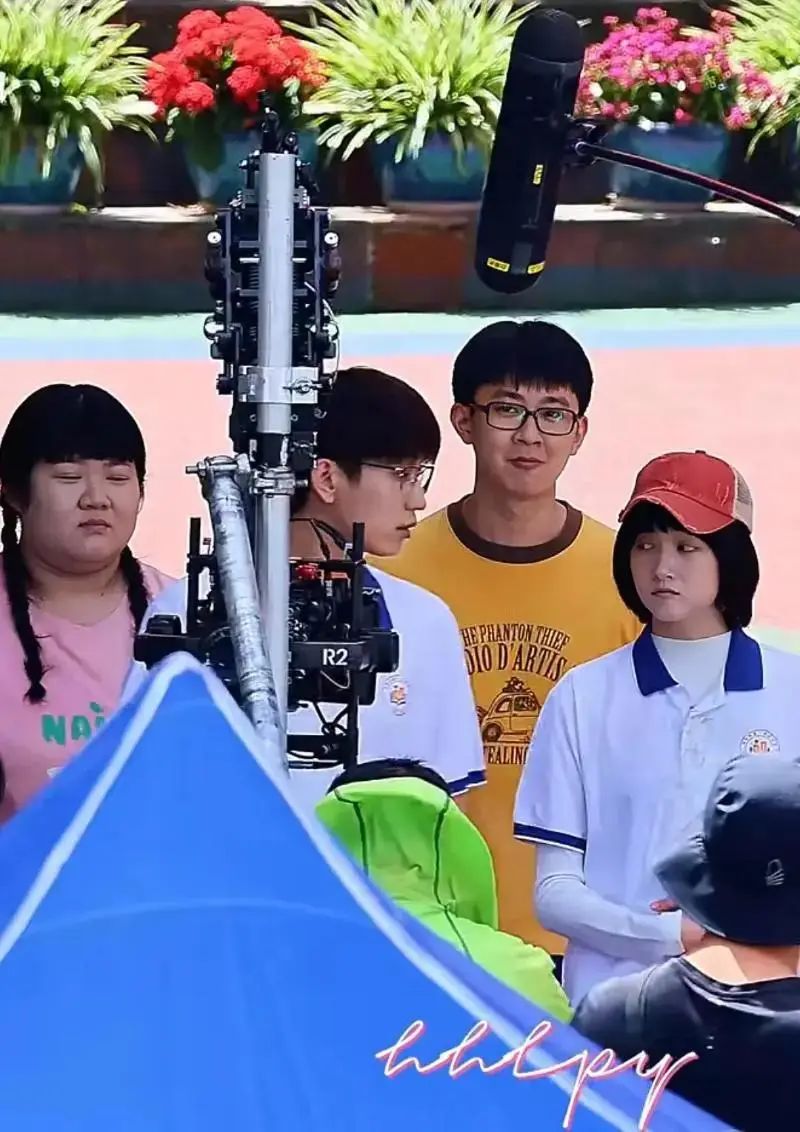 分手传闻三个月，关晓彤形象大变让人认不出，网友: 这还是她?