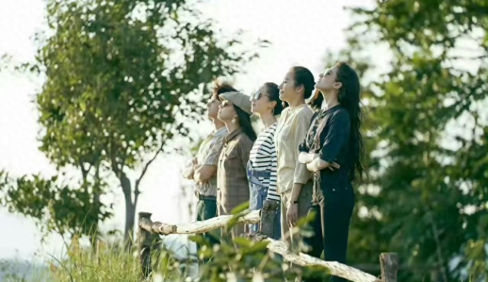 刘亦菲身材总有人说不好，可是合影她却没输过 ???