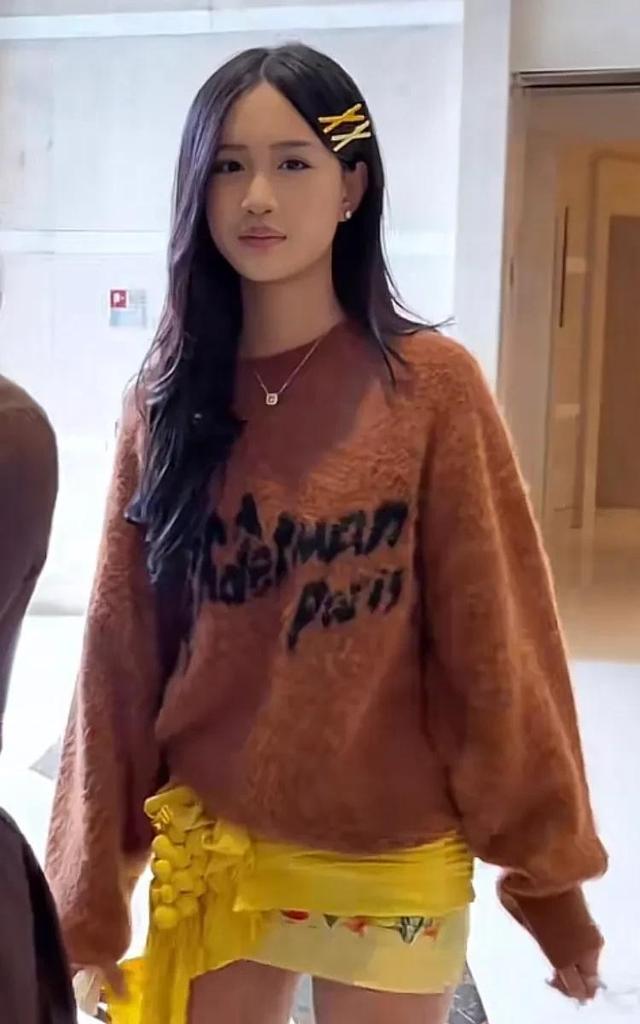 贴钟丽缇西湖遛三女被拍！混血长女美到封神，二女儿复制粘亲爹脸