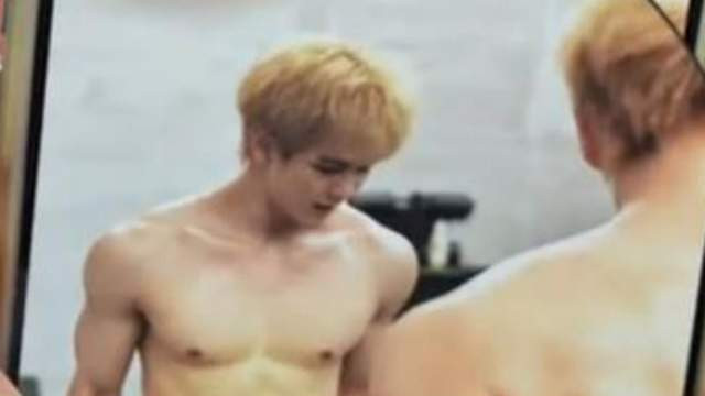 王艳晒19岁儿子，球球暑期狂健身大变样，长成180倒三角肌肉型男