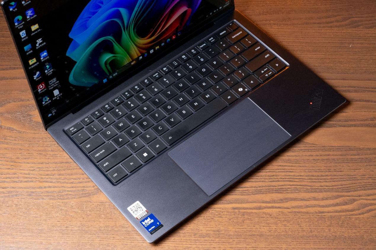 AI 笔记本选购大难题:苹果 M4 还是酷睿 Ultra 7?