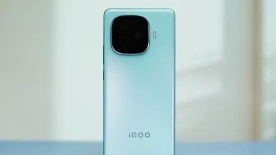 7600mAh电池，iQOO“双剑出鞘”，友商如何应对？