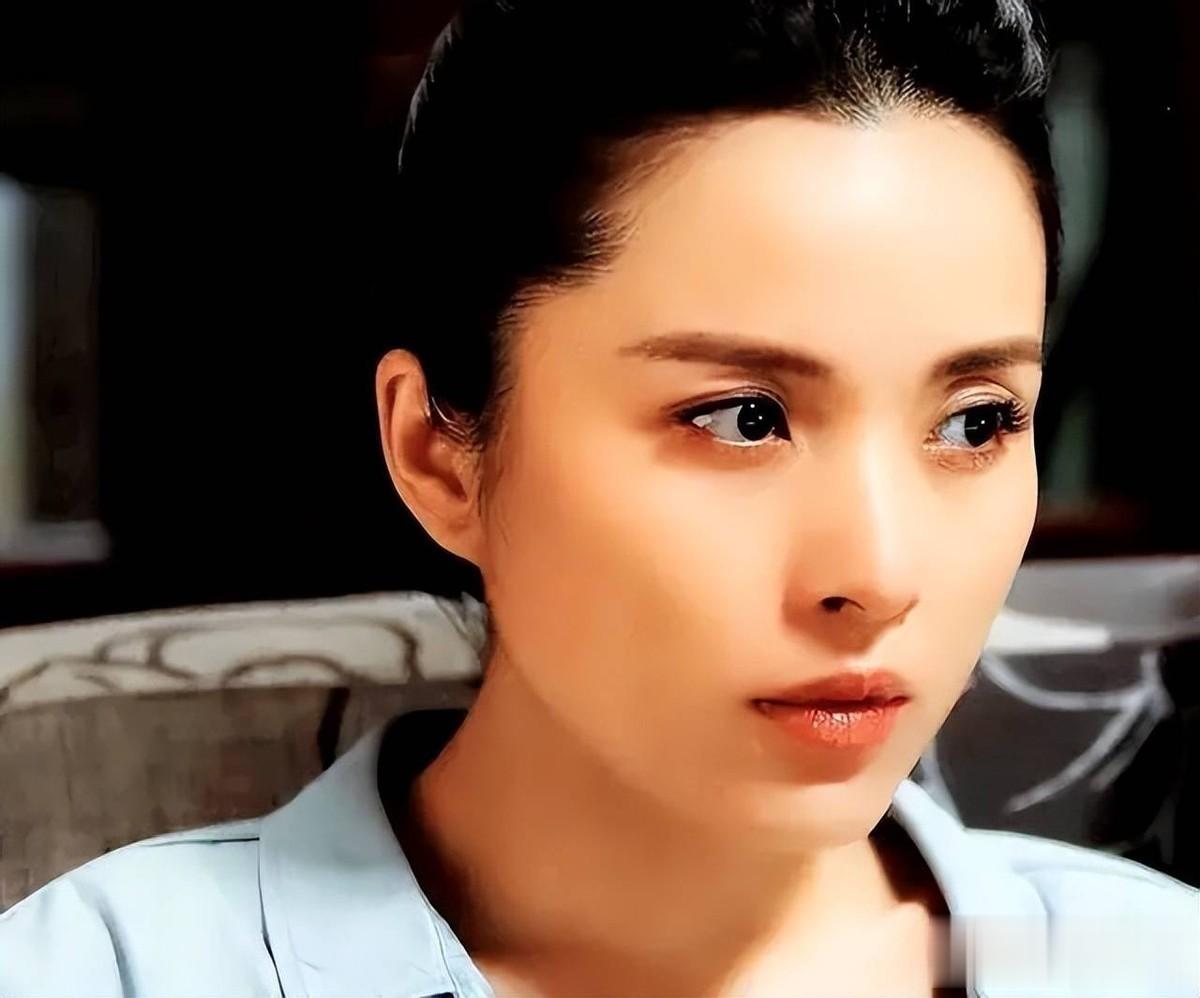 她26岁成了双料影后，嫁给靳东后，高龄生子被丈夫宠成手中宝