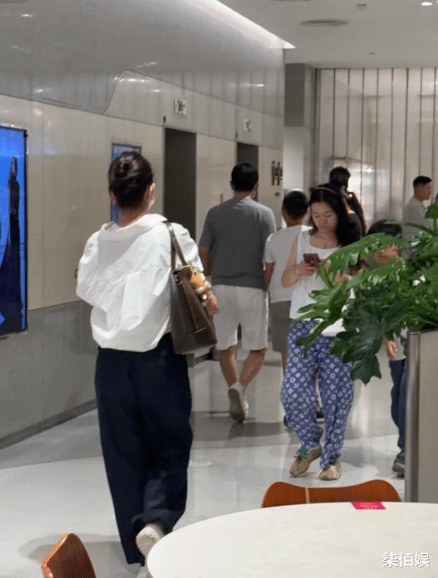 秦海璐一家逛街，巨婴症儿子露面高又壮，和爸爸王新军感情更深厚