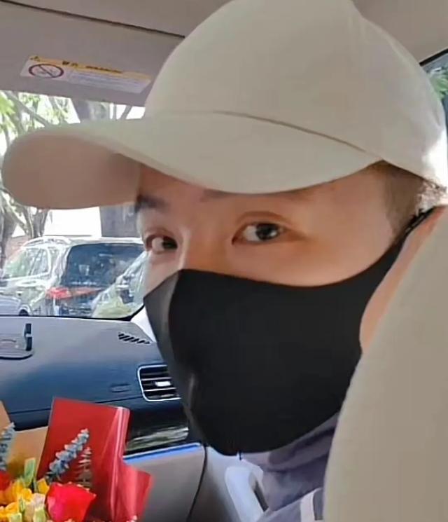 谢浩男妈妈首次露面,长得很漂亮!带儿子买衣服喝奶茶,合影曝光