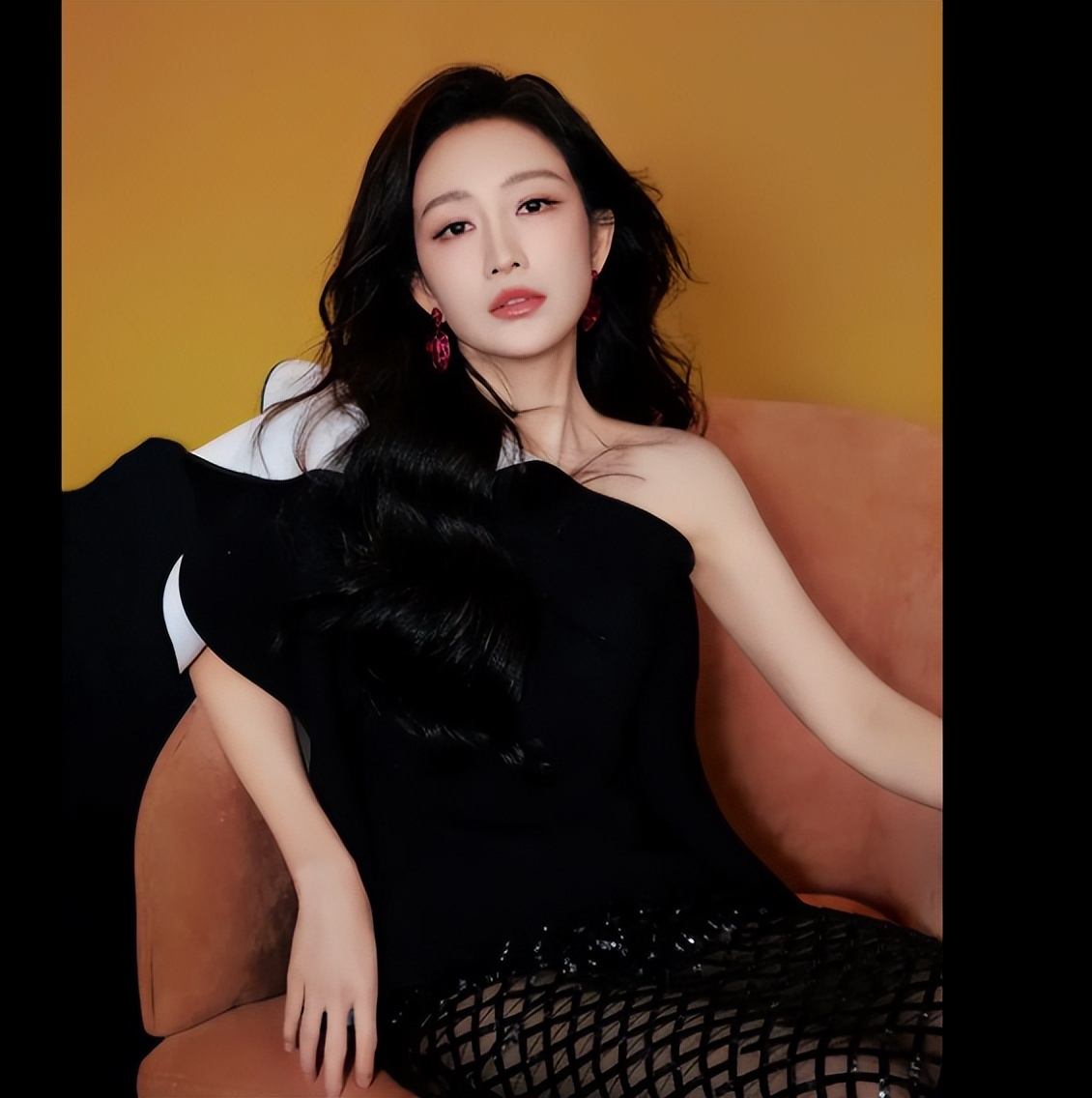 王鸥透视渔网裙,长腿格外吸睛,女王范十足!