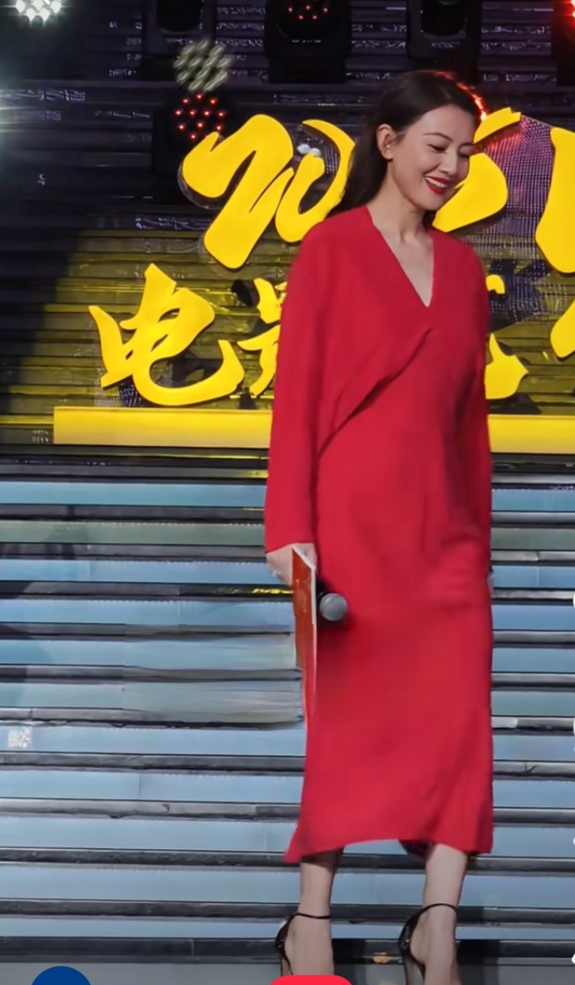 高圆圆一袭红裙亮相活动，45岁的气质优雅到骨子里，这状态绝了