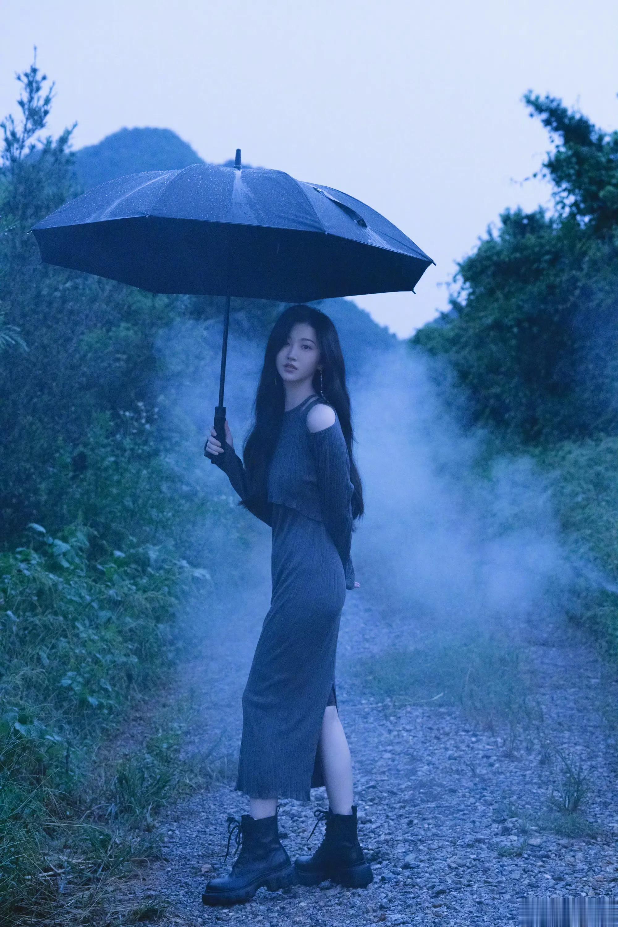 景甜雨雾中的绿意和朦胧感