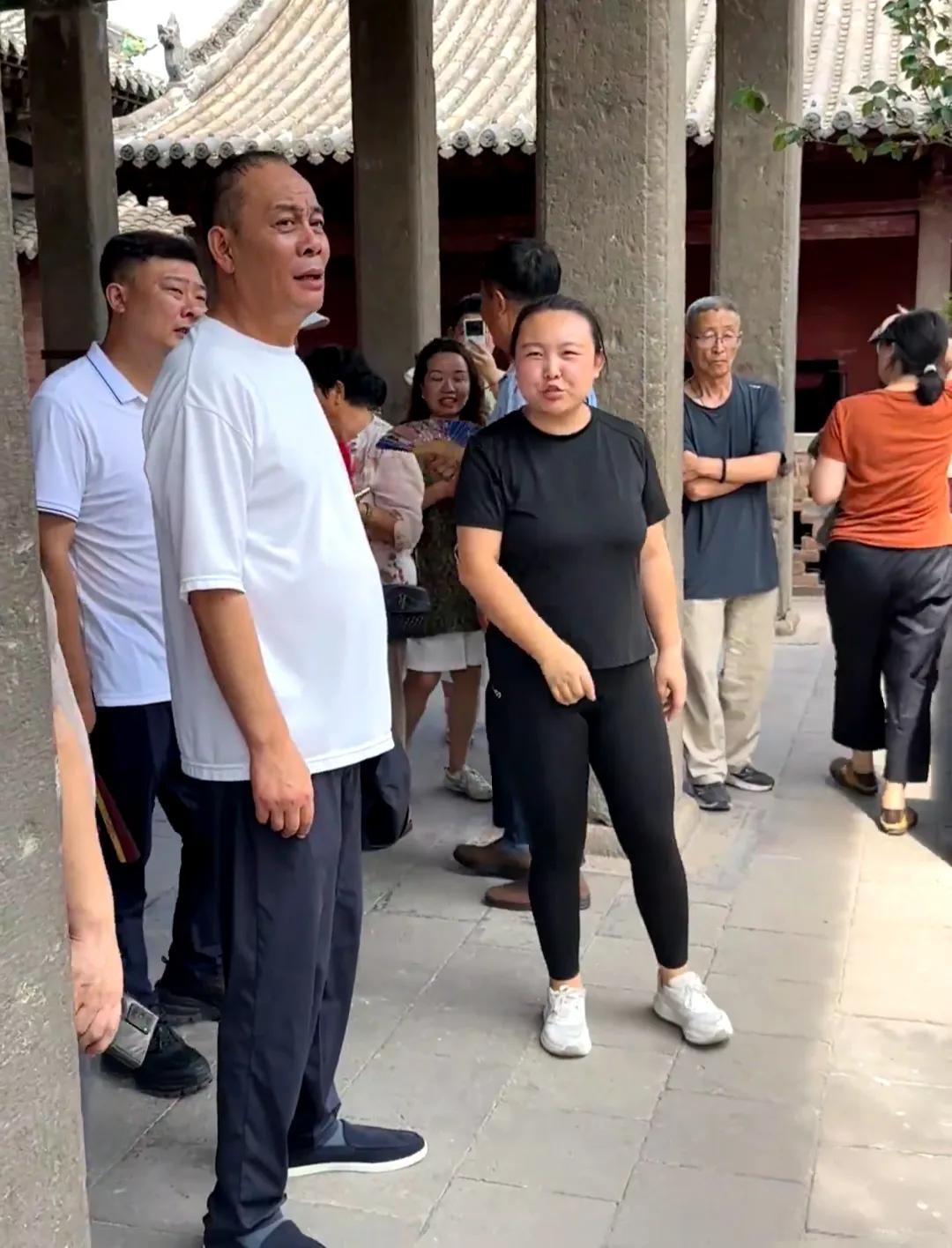 “吕布”张光北在山西旅游,前额秃头,还有了小肚子,苍老了好多