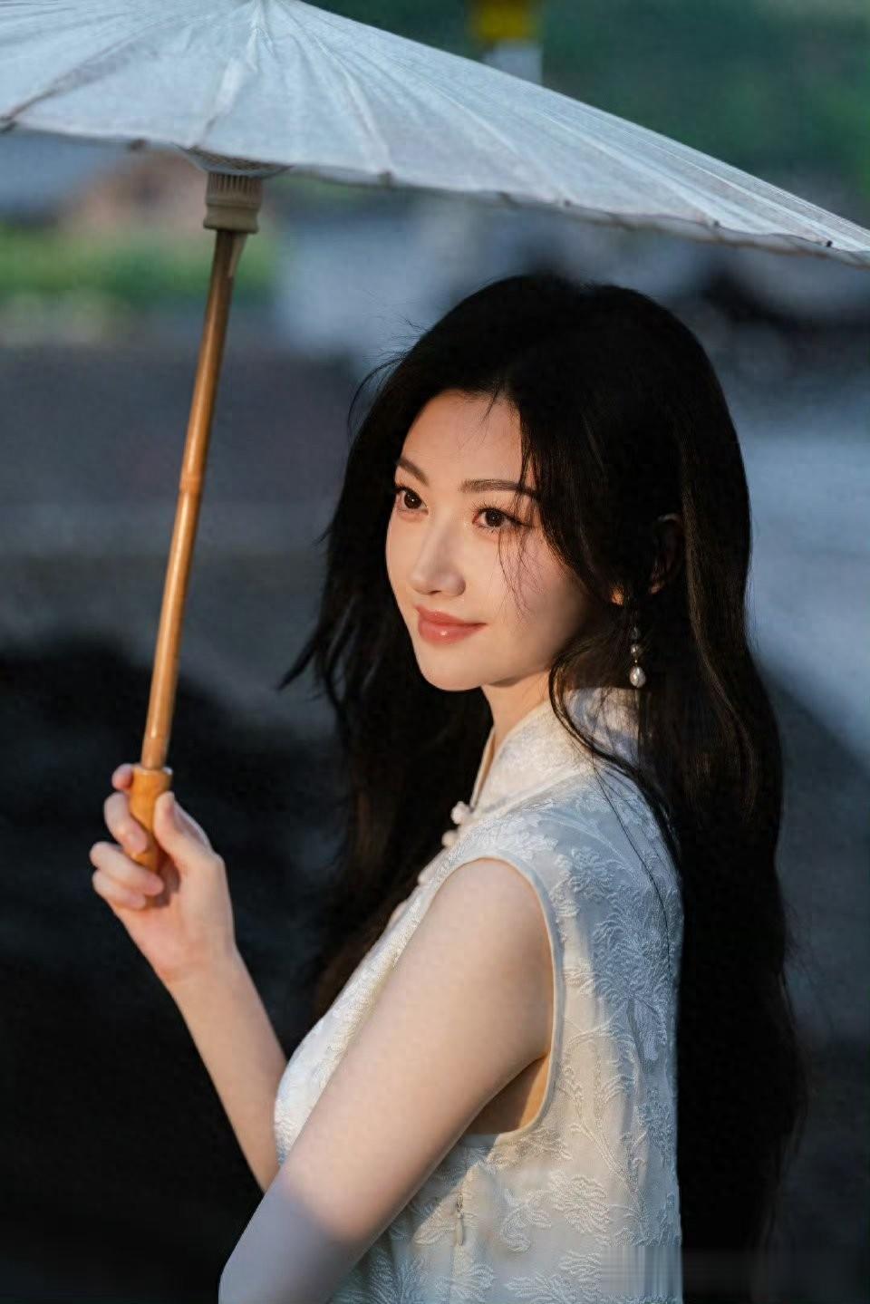 景甜白旗袍油纸伞，江南水乡演绎古典温婉美人