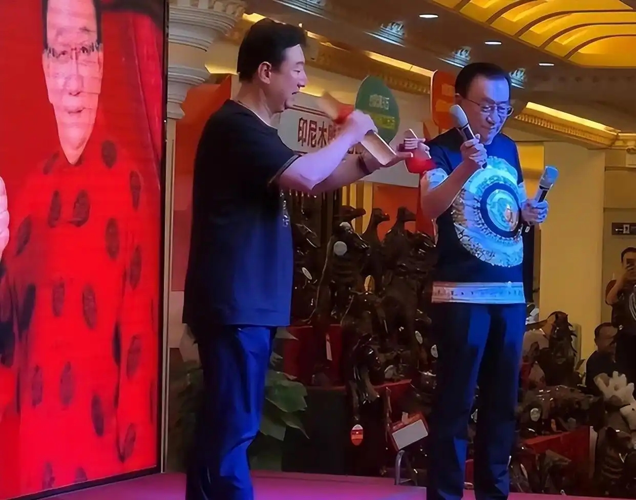 79岁侯耀华晚年凄凉!独居北京无保姆照料,家里脏乱差环境寒酸