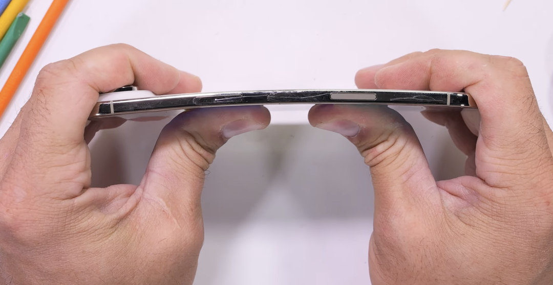 終于輪到iPhone Air揚眉吐氣，這一彎徹底封神！