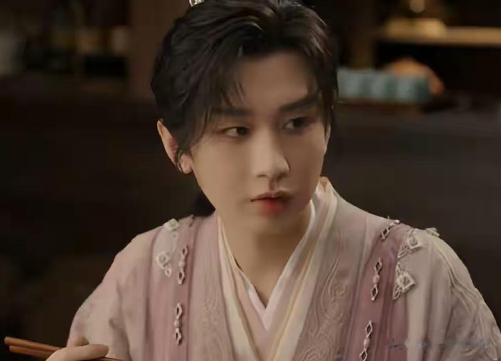 脸僵斗鸡眼,绿豆眼,长相磕碜却演“绝世美男”,到底谁给的自信