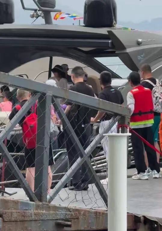 章子怡带全家游三亚！醒醒长胖了不少，儿子超帅，侄子有180高