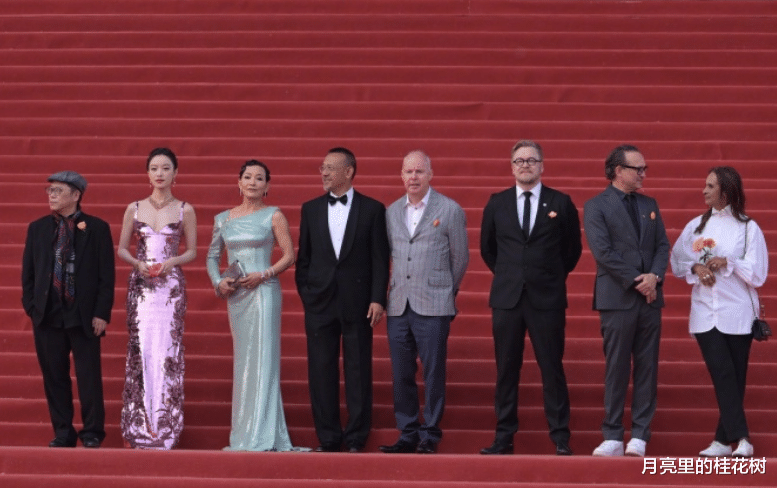 倪妮电影节闭幕红毯：两套高定造型惊艳亮相，举手投足皆风情