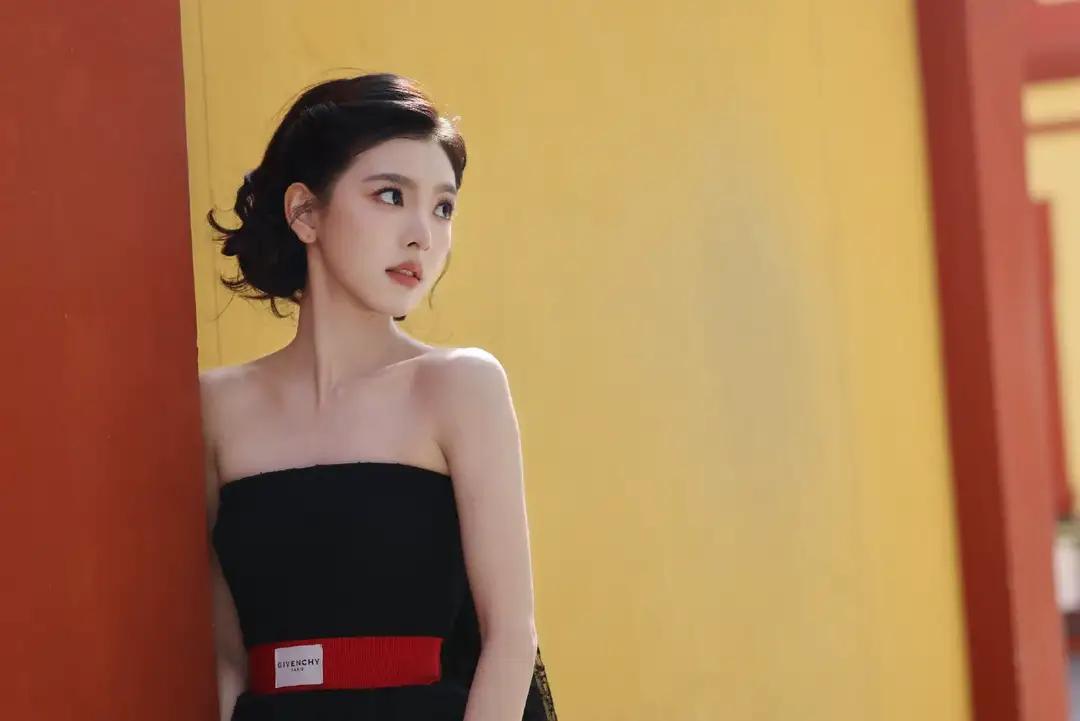 内娱白月光！章若楠白茉莉花造型真是太绝了，披肩成全场焦点！