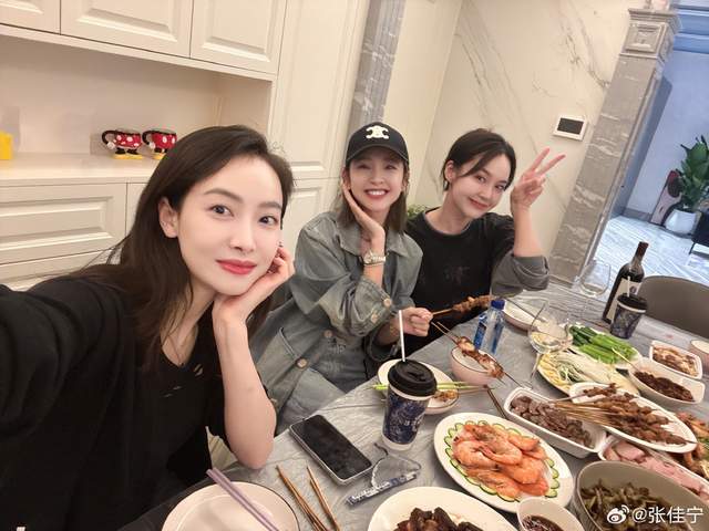 张佳宁度假甜度超标！怼脸拍凌乱造型，好惬意！沙尘暴哭戏引热议