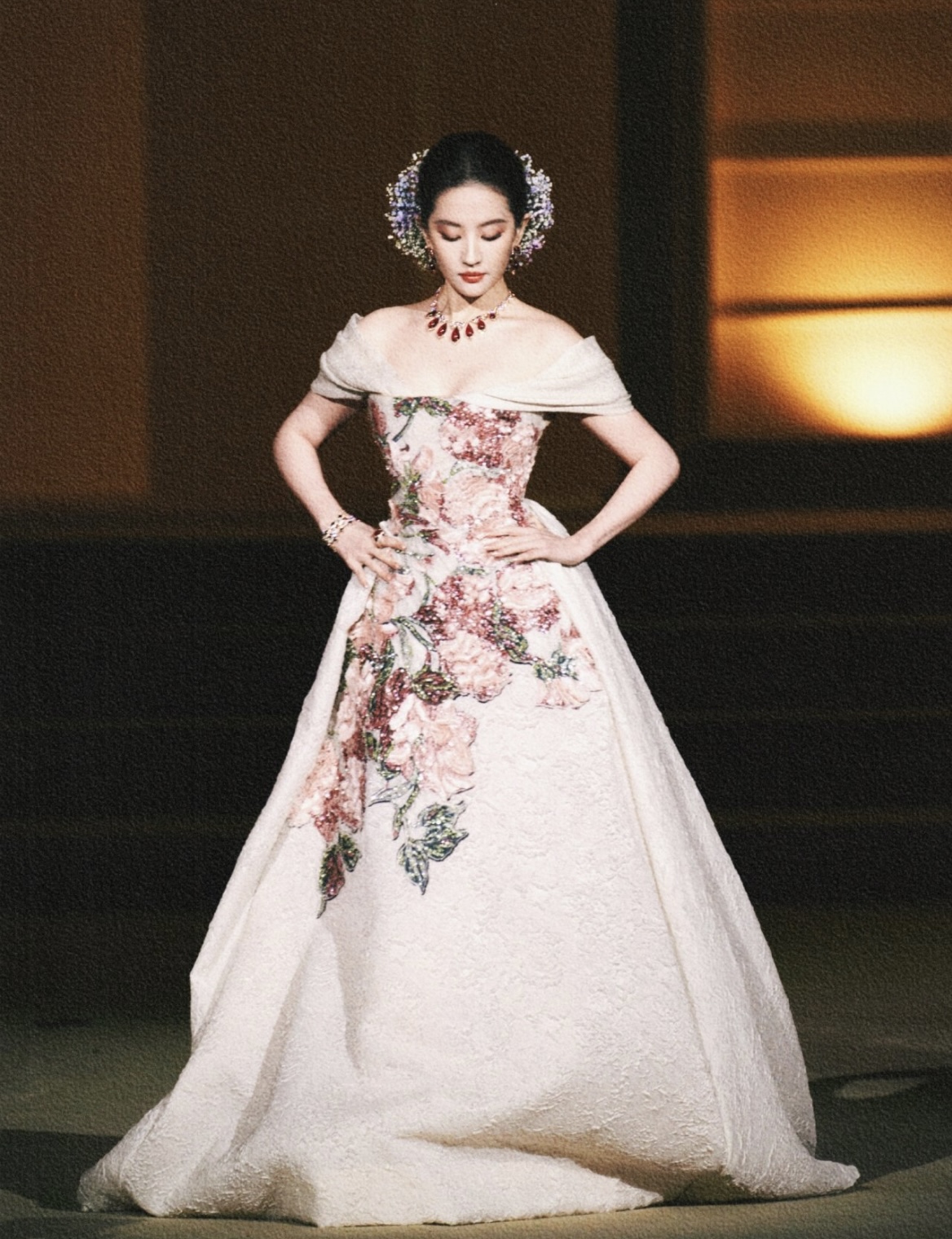 刘亦菲这身无敌了,白瘦美,眼神很有侵略性!