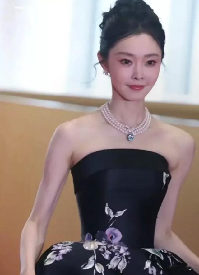 宋轶参加中国影视之夜，一袭黑礼服气质优雅高贵，好似黑天鹅公主