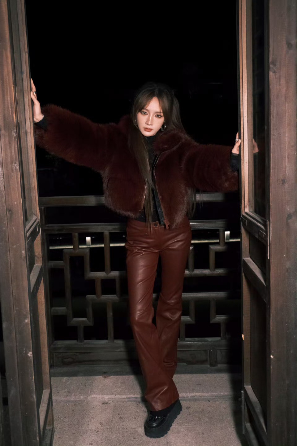 孟佳穿红色皮裤写真，又酷又美