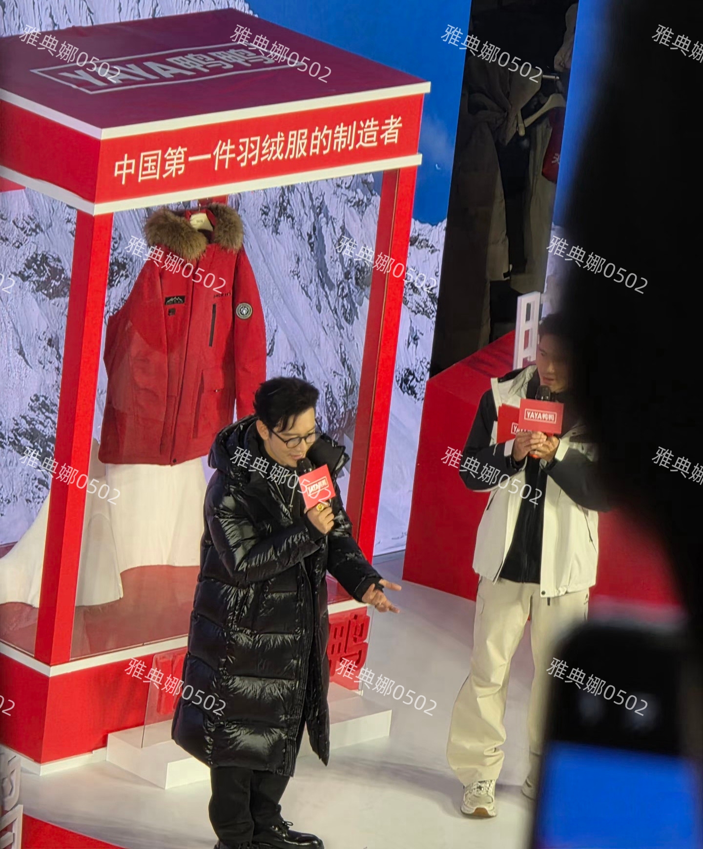 南京见到黄晓明，他头发吹得很高还穿了厚底鞋，但个子还是不够高