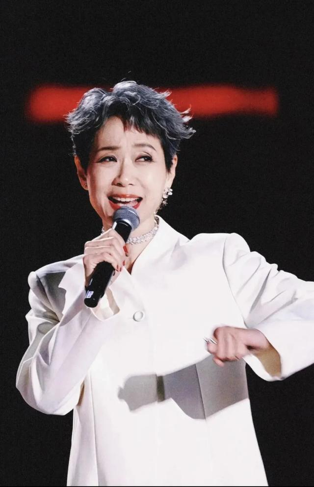 叶童：只要皱纹不长进心里，我们永远风华正茂