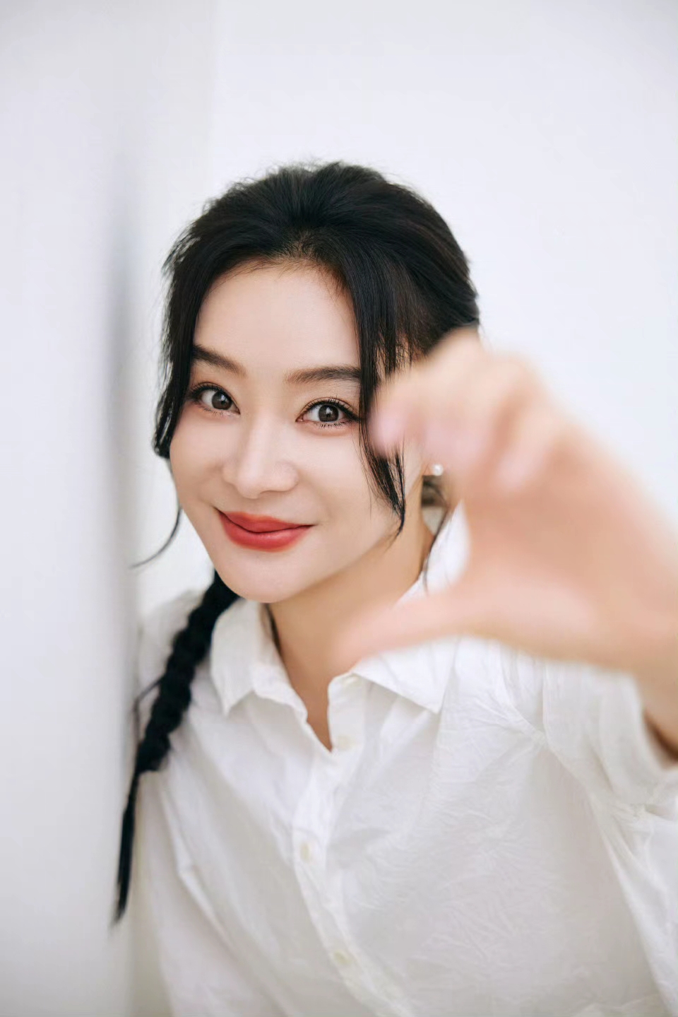 白衫映韵,袁姗姗的浓烈女人味