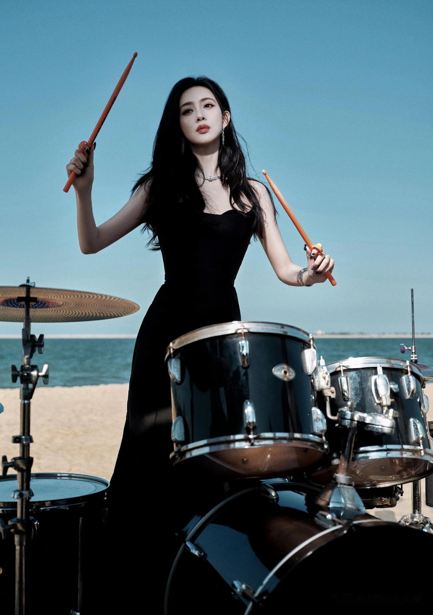 孟子义今日湖南卫视跨年晚会，穿黑色抹胸开叉礼服裙