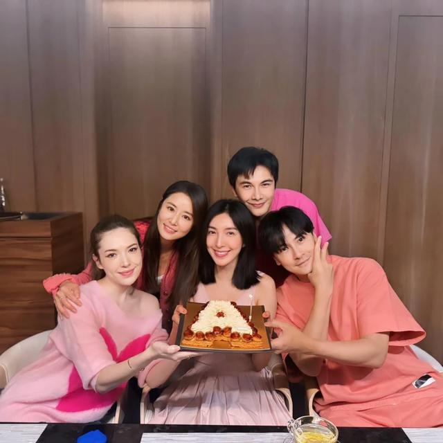 林心如和许玮宁给好友庆生，许玮宁白的发光，邱泽和霍建华搂一起