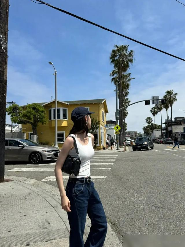 欧阳娜娜晒毕业旅行照，穿紧身背心勾勒好身材，少女就是少女