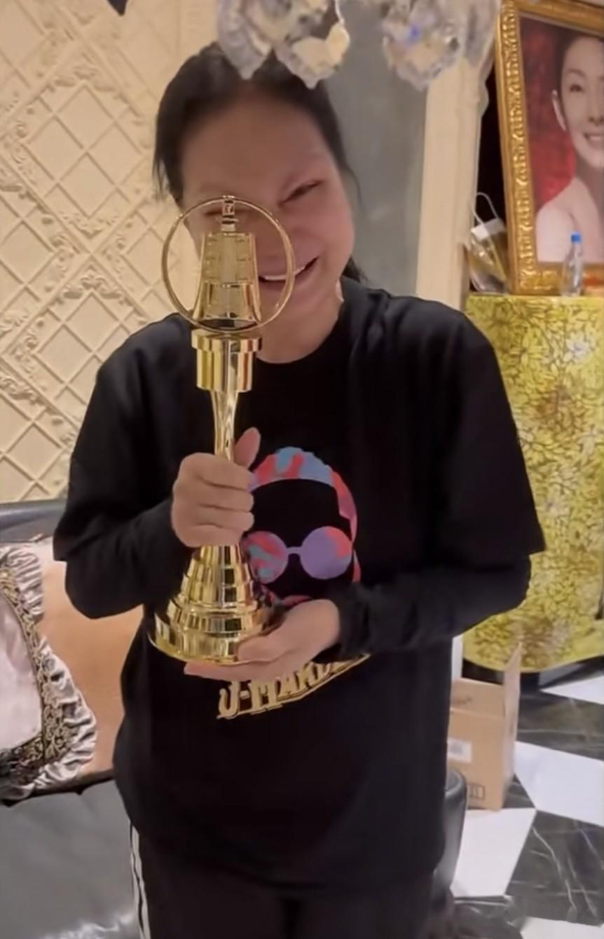 小S奖杯摆进大S遗像旁，家里乱到矿泉水瓶堆柜子，谁来当顶梁柱。