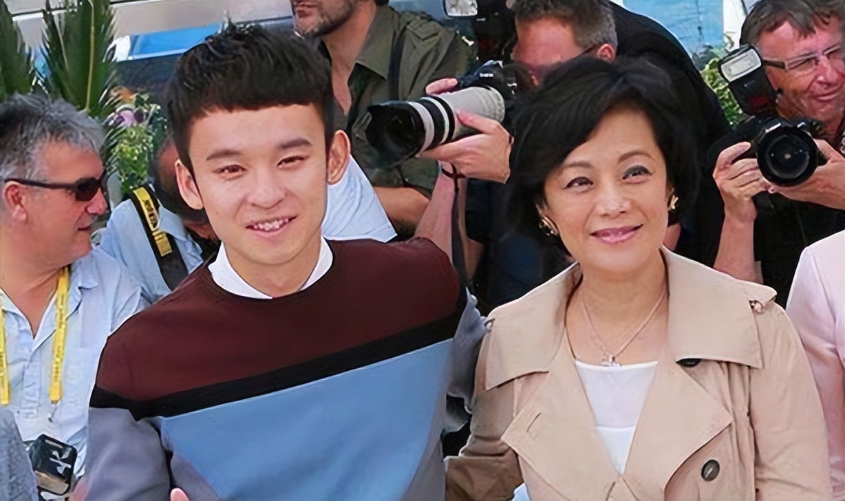 身价过亿坐拥北京一条街，陈道明得叫她姐，儿子是他骄傲更是心病