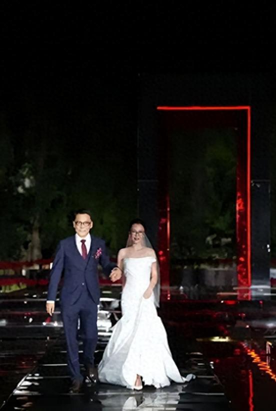 李国庆迎娶“女神”仅四天，恶心的一幕出现 前妻的体面被撕个粉碎