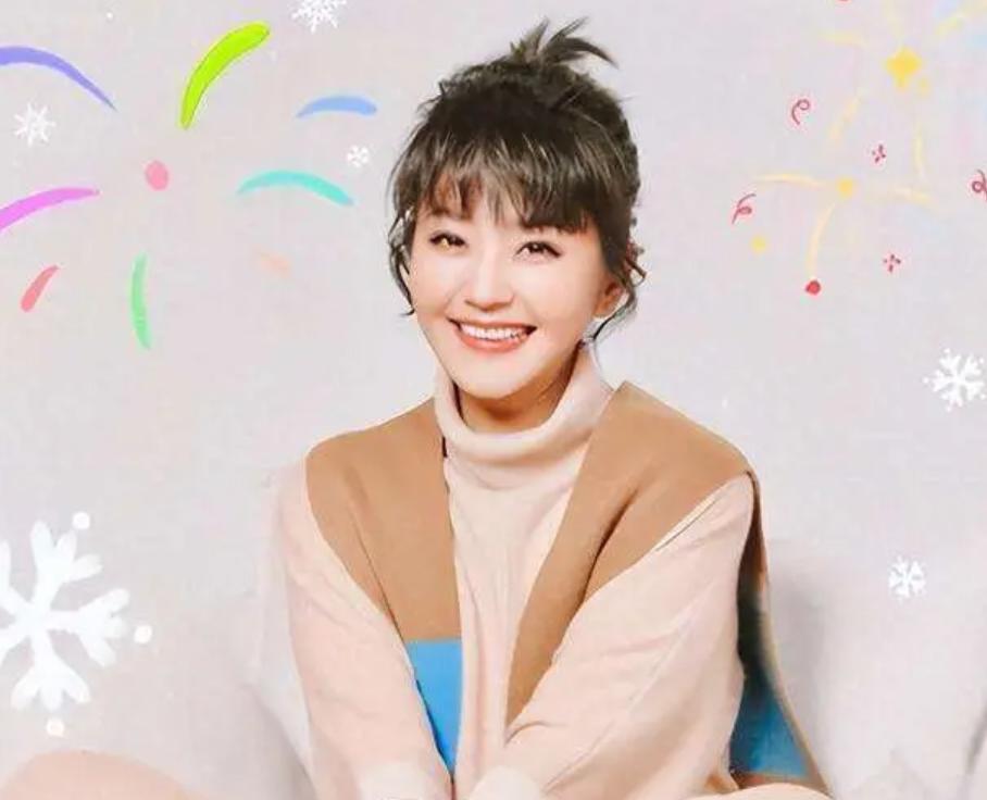 51岁主持人方琼：嫁给电视台领导，21岁儿子不仅长得像她还是学霸